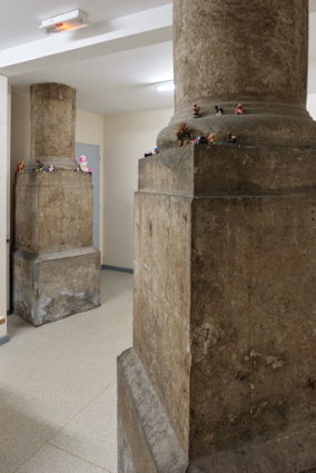 Socle et base de deux colonnes dans l'ancienne halle. © Région Bourgogne-Franche-Comté, Inventaire du patrimoine