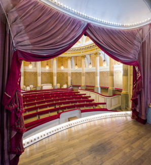 Rideau de scène et rampes lumineuses. © Région Bourgogne-Franche-Comté, Inventaire du patrimoine