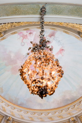 Un lustre, vu en contre-plongée. © Région Bourgogne-Franche-Comté, Inventaire du patrimoine