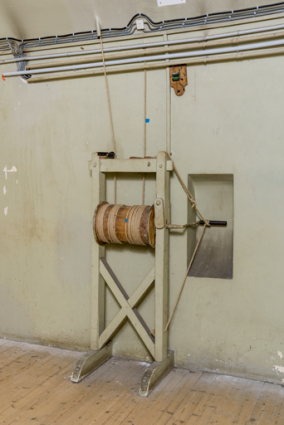 Sous-sol, salle du jeu d'orgue : treuil de commande du rideau de scène. © Région Bourgogne-Franche-Comté, Inventaire du patrimoine