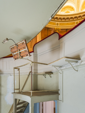 Sous-sol, salle du jeu d'orgue : estrade du chef d'orchestre (vue rapprochée). © Région Bourgogne-Franche-Comté, Inventaire du patrimoine