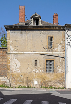 Pignon sud vu depuis la place des Carmélites. © Région Bourgogne-Franche-Comté, Inventaire du patrimoine Pignon sud vu depuis la place des Carmélites. © Région Bourgogne-Franche-Comté, Inventaire du patrimoine