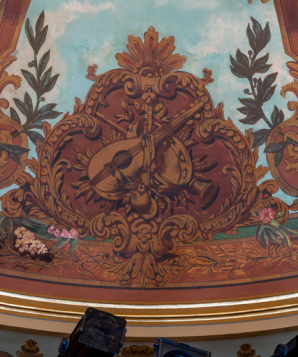 Plafond : cartouche avec trophée d'instruments de musique (mandoline, tambourin de basque, flûte à bec). © Région Bourgogne-Franche-Comté, Inventaire du patrimoine