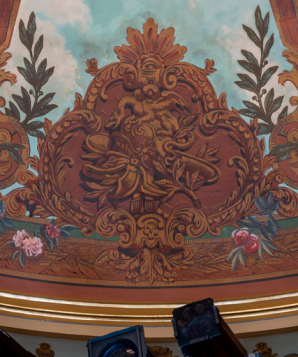 Plafond : cartouche avec trophée guerrier (casque). © Région Bourgogne-Franche-Comté, Inventaire du patrimoine