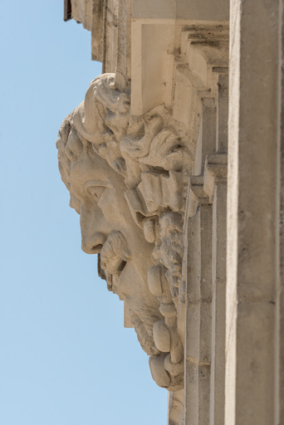 La Comédie, vue de profil et en contre-plongée. © Région Bourgogne-Franche-Comté, Inventaire du patrimoine