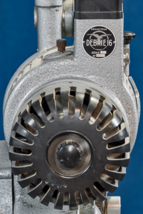 Arrière : moteur électrique et plaque signalétique. © Région Bourgogne-Franche-Comté, Inventaire du patrimoine