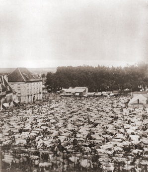 Foire du 1er septembre 1866 avec les anciennes halles. © Région Bourgogne-Franche-Comté, Inventaire du patrimoine