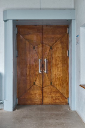 Galerie vitrée : une porte de la salle. © Région Bourgogne-Franche-Comté, Inventaire du patrimoine