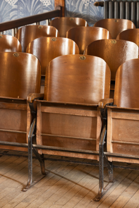 Fauteuils de la galerie côté jardin. © Région Bourgogne-Franche-Comté, Inventaire du patrimoine