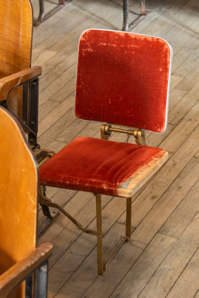 Strapontin (ouvert) dans la galerie côté jardin. © Région Bourgogne-Franche-Comté, Inventaire du patrimoine