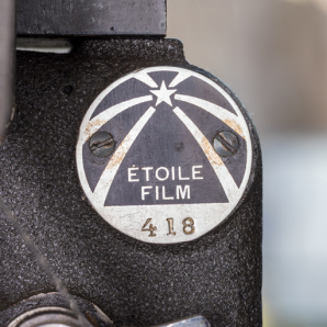  1er projecteur : plaque vissée sur le chrono. © Région Bourgogne-Franche-Comté, Inventaire du patrimoine