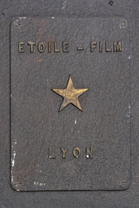  1er projecteur : nom du constructeur et logotype sur le couvercle vissée sur le pied. © Région Bourgogne-Franche-Comté, Inventaire du patrimoine