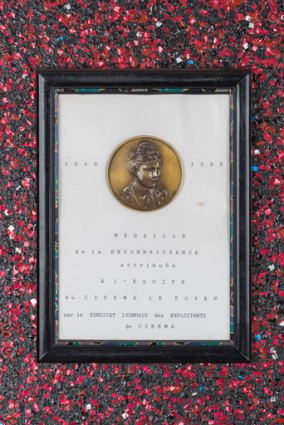 1945-1995 Médaille de la Reconnaissance attribuée à l'équipe du cinéma le Foyer par le Syndicat lyonnais des Exploitants de Cinéma. © Région Bourgogne-Franche-Comté, Inventaire du patrimoine