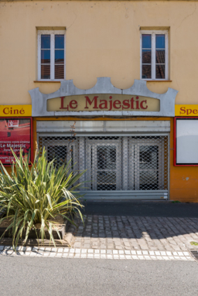Façade antérieure : entrée et enseigne (cadrage vertical). © Région Bourgogne-Franche-Comté, Inventaire du patrimoine