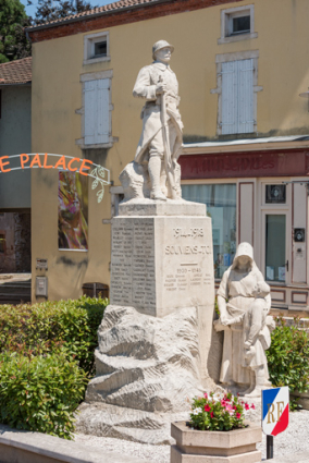 Monuments aux morts : vue de face, de trois quarts gauche. © Région Bourgogne-Franche-Comté, Inventaire du patrimoine
