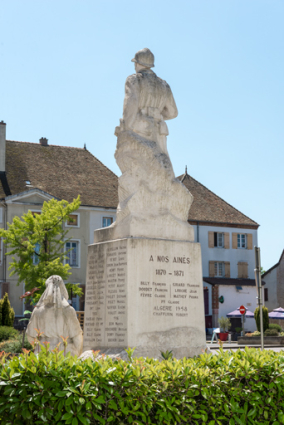 Monuments aux morts : vue de dos, de trois quarts gauche. © Région Bourgogne-Franche-Comté, Inventaire du patrimoine