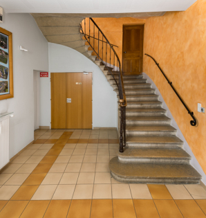Mairie : vestibule et escalier. © Région Bourgogne-Franche-Comté, Inventaire du patrimoine