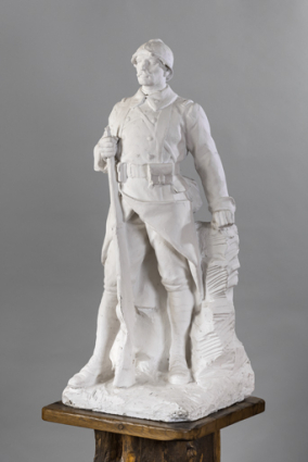 Statue de Poilu : vue de trois quarts droite. © Région Bourgogne-Franche-Comté, Inventaire du patrimoine