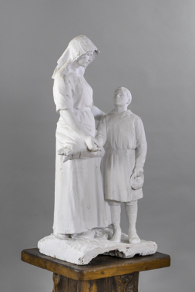 Groupe sculpté (femme et enfant) : vue de trois quarts gauche. © Région Bourgogne-Franche-Comté, Inventaire du patrimoine