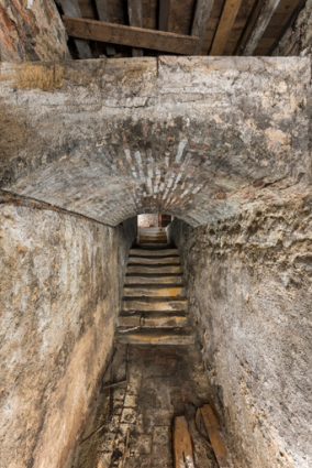 Couloir et escalier sous la salle. © Région Bourgogne-Franche-Comté, Inventaire du patrimoine