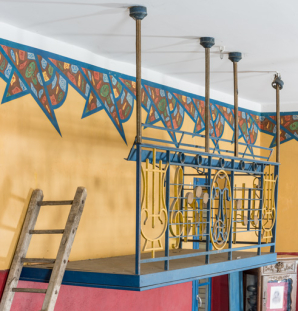 Salle de bal : galerie pour l'orchestre, vue de trois quarts. © Région Bourgogne-Franche-Comté, Inventaire du patrimoine