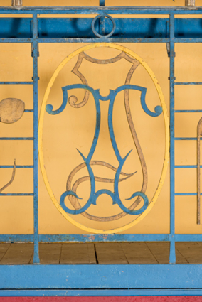 Salle de bal : galerie pour l'orchestre, monogramme JT sur le garde-corps. © Région Bourgogne-Franche-Comté, Inventaire du patrimoine