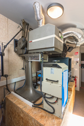 Projecteur Fedi XV T et son redresseur Irem N3-X75DM, depuis le fond de la cabine. © Région Bourgogne-Franche-Comté, Inventaire du patrimoine