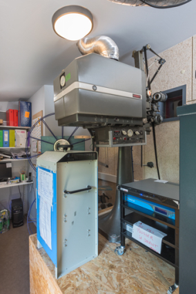 Projecteur Fedi XV T et son redresseur Irem N3-X75DM, depuis l'entrée de la cabine. © Région Bourgogne-Franche-Comté, Inventaire du patrimoine