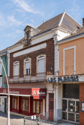 Café : façade antérieure, de trois quarts droite. © Région Bourgogne-Franche-Comté, Inventaire du patrimoine