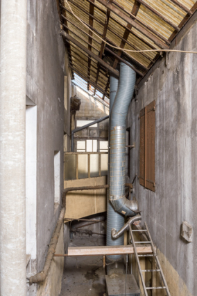 Cour couverte entre le café (à gauche) et le troisième corps de bâtiment (à droite), à usage de bureaux. © Région Bourgogne-Franche-Comté, Inventaire du patrimoine