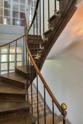 Couloir : escalier menant au balcon (volée de droite) et à une pièce côté rue (à gauche). © Région Bourgogne-Franche-Comté, Inventaire du patrimoine