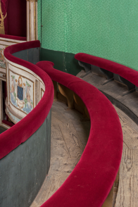 Salle : banquettes du balcon côté cour. © Région Bourgogne-Franche-Comté, Inventaire du patrimoine