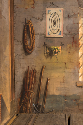 Intérieur rustique : fagot, pelle et pioche, rouleau de corde, cible et bouquet (côté cour). © Région Bourgogne-Franche-Comté, Inventaire du patrimoine