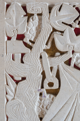 Autel. Détail de la façade sculptée : les instruments de la passion.  © Région Bourgogne-Franche-Comté, Inventaire du patrimoine