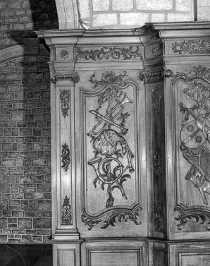 Détail : mur gauche, chutes d'instruments de musique. © Région Bourgogne-Franche-Comté, Inventaire du patrimoine
