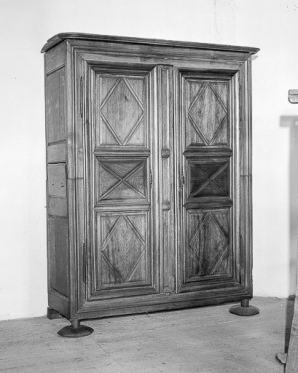 Armoire fendue horizontalement. © Région Bourgogne-Franche-Comté, Inventaire du patrimoine