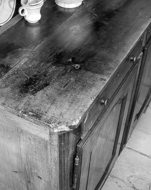 Buffet avec vaisselier. Détail : plateau à trou. © Région Bourgogne-Franche-Comté, Inventaire du patrimoine