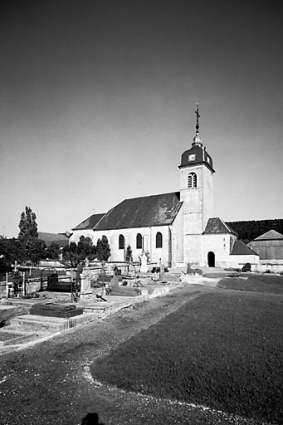 Façade latérale gauche et cimetière. © Région Bourgogne-Franche-Comté, Inventaire du patrimoine