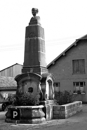 Vue de trois quarts avant. © Région Bourgogne-Franche-Comté, Inventaire du patrimoine