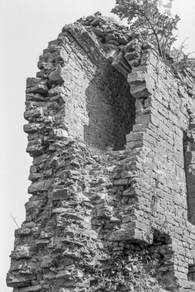 Vue intérieure du donjon montrant le passage à l'intérieur du mur. © Région Bourgogne-Franche-Comté, Inventaire du patrimoine
