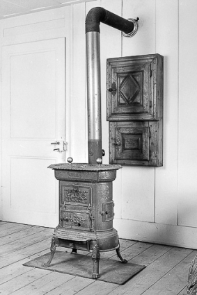 Intérieur : fourneau et placard mural. © Région Bourgogne-Franche-Comté, Inventaire du patrimoine