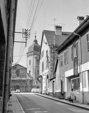 Place Saint-Bénigne. Portail et clocher de l'église, vue depuis la rue Jules Mathez. © Région Bourgogne-Franche-Comté, Inventaire du patrimoine