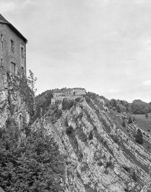 Vue rapprochée du site du Larmont inférieur depuis le château de Joux. © Région Bourgogne-Franche-Comté, Inventaire du patrimoine