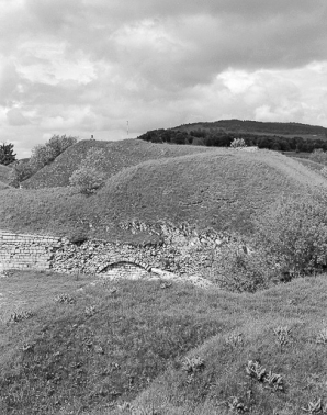 Photo pour le montage de gauche à droite de la vue extérieure du fort. © Région Bourgogne-Franche-Comté, Inventaire du patrimoine