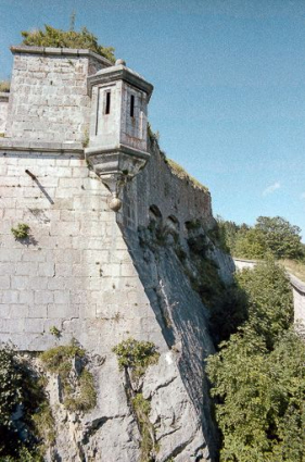 Echauguette, mur d'escarpe, créneaux de pied. © Région Bourgogne-Franche-Comté, Inventaire du patrimoine
