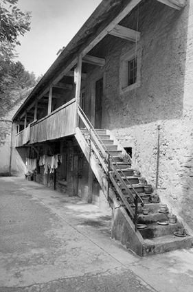 Façade postérieure d'un logement ouvrier en 1980. © Région Bourgogne-Franche-Comté, Inventaire du patrimoine