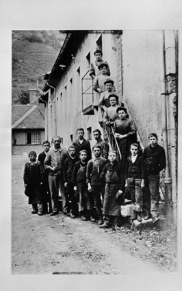 Jeunes ouvriers de la tréfilerie (?) et ouvrières de la clouterie, vers 1890-1900. © Région Bourgogne-Franche-Comté, Inventaire du patrimoine