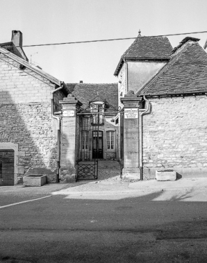 Portail d'entrée de la cour. © Région Bourgogne-Franche-Comté, Inventaire du patrimoine