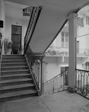 Escalier vu depuis le premier palier. © Région Bourgogne-Franche-Comté, Inventaire du patrimoine Escalier vu depuis le premier palier. © Région Bourgogne-Franche-Comté, Inventaire du patrimoine