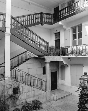 Escalier dans la cour. © Région Bourgogne-Franche-Comté, Inventaire du patrimoine